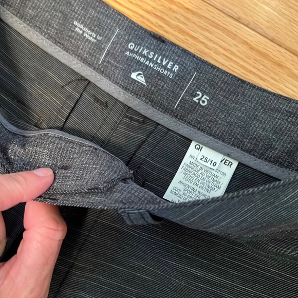 Boys Quicksilver shorts - Picture 2 of 4